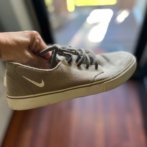 Lightly used Men’s Nike shoes